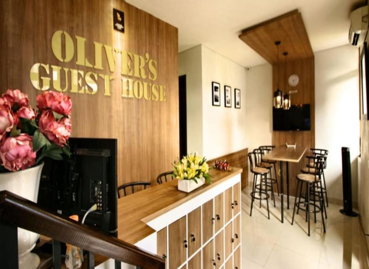 Oliver'S Guest House Tangerang Buitenkant foto